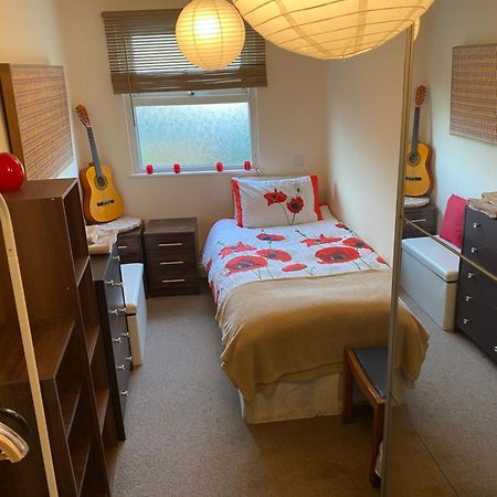 35 Mins To Central London. 3 Bedrooms. 2 Bathrooms With Garden Zewnętrze zdjęcie