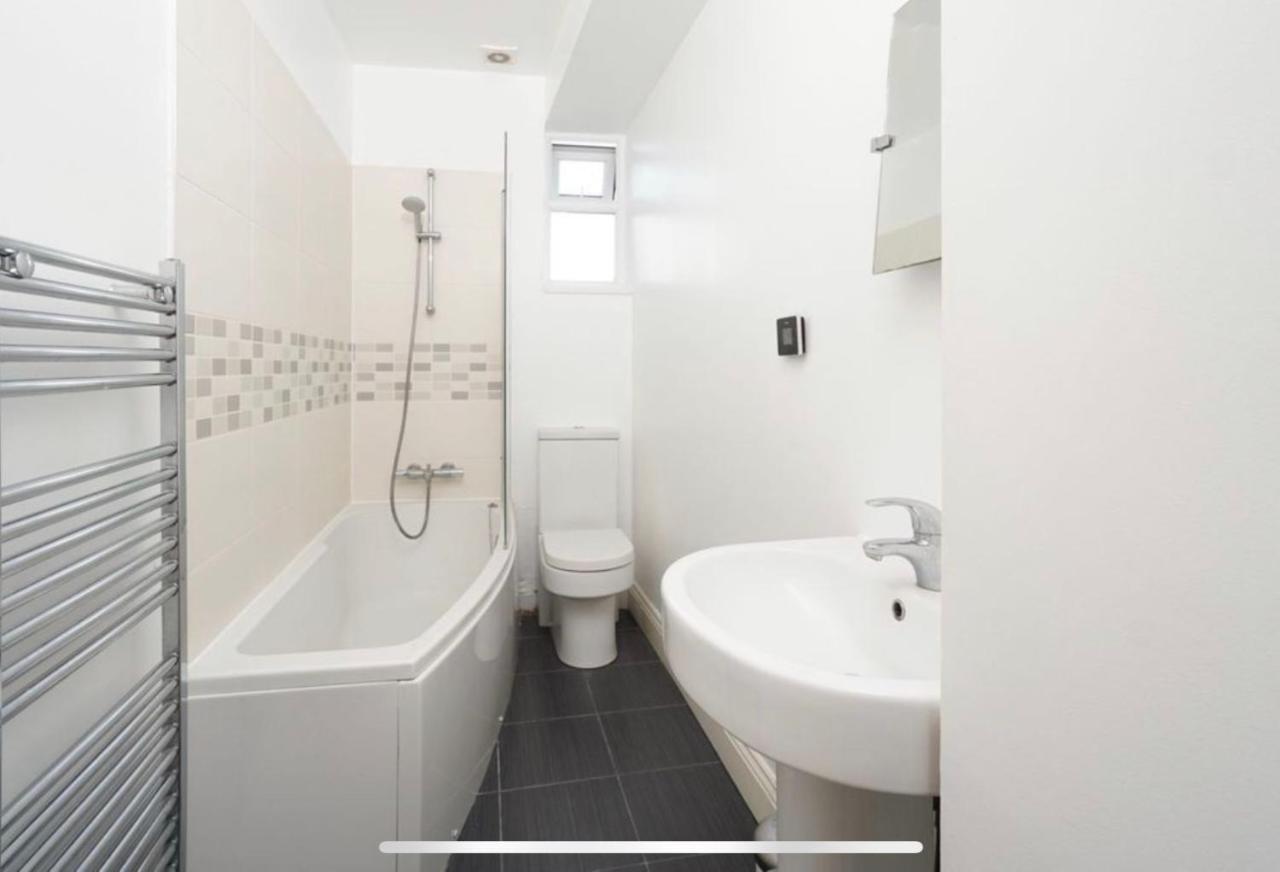35 Mins To Central London. 3 Bedrooms. 2 Bathrooms With Garden Zewnętrze zdjęcie