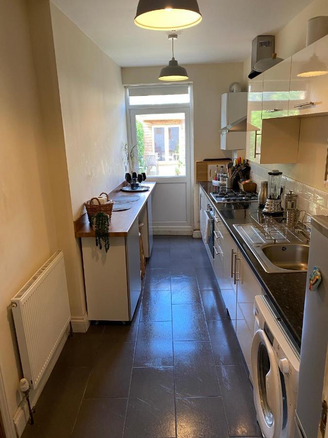 35 Mins To Central London. 3 Bedrooms. 2 Bathrooms With Garden Zewnętrze zdjęcie